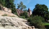 Blick vom Ölberg aus mit dem kargen Sandsteinfelsen im Vordergrund über dem sich die Kaiserburg Nürnberg erhebt | © Dr. Stefan Böger